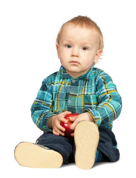 Сидящий двухлетний мальчик — стоковое фото