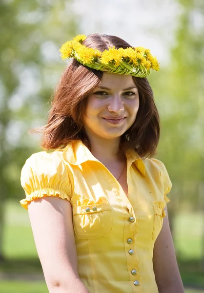 Barna lány a virágfüzér — Stock Fotó