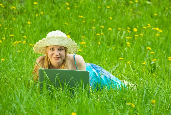 Girl with the notebook outdoor — Stock Photo, Image