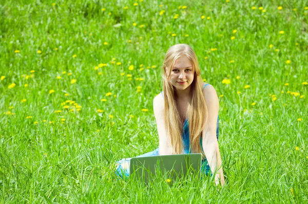 Κορίτσι, χαλαρωτικό με laptop — Φωτογραφία Αρχείου