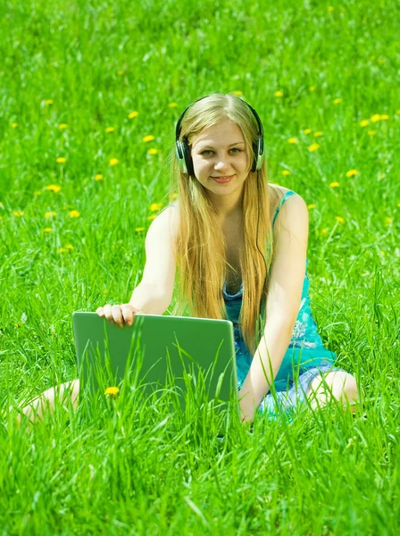 Doce menina relaxante com laptop — Fotografia de Stock