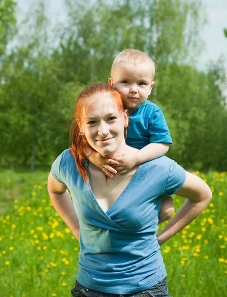 Mãe feliz com seu filho — Fotografia de Stock