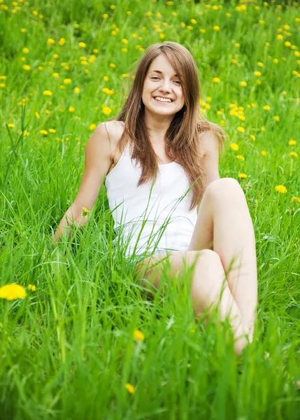 十代の少女は、草原に横たわっています。 — ストック写真