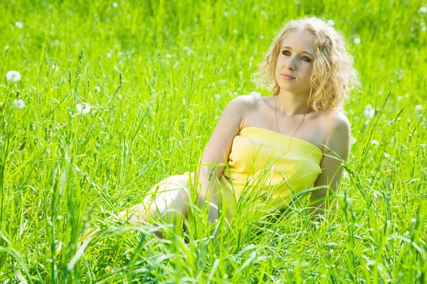 Девушка отдыхает в траве — стоковое фото