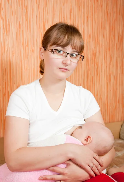 Madre allattamento al seno bambino — Foto Stock