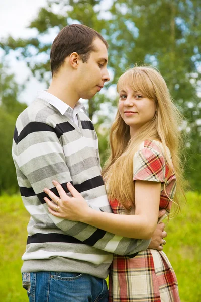 Mooi meisje omhelst knappe vriendje — Stockfoto