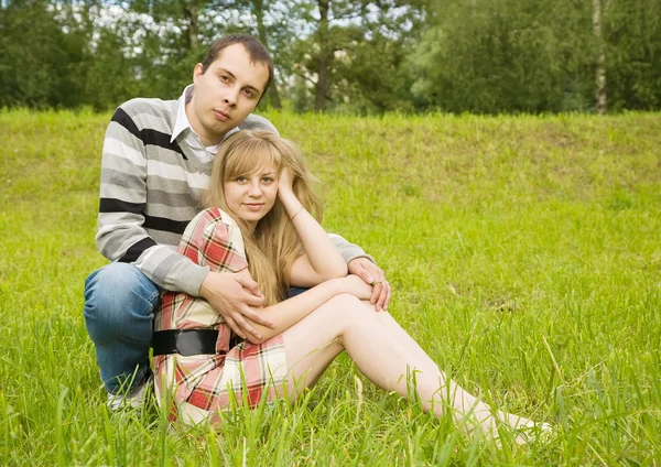 Paar ruht sich auf Gras aus — Stockfoto