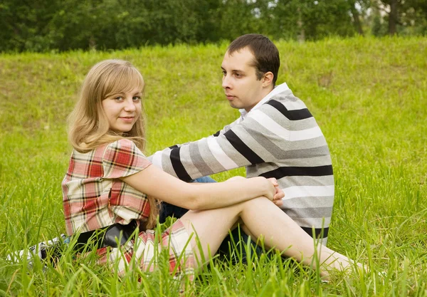 Mladý pár proti letní park — Stock fotografie