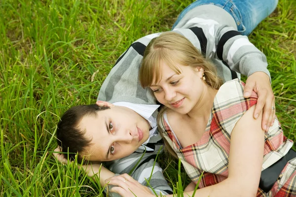 Casal descansando na grama — Fotografia de Stock