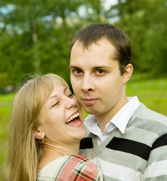 야외에서 미소짓는 행복 한 부부 — 스톡 사진