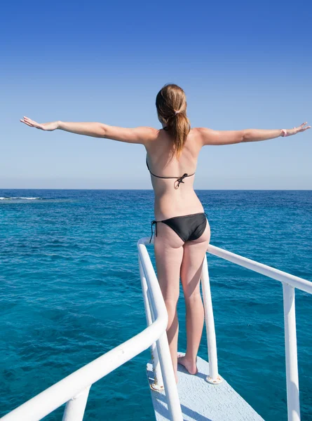 Donna che prende il sole sulla nave — Foto Stock
