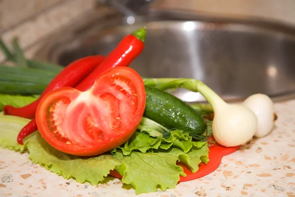 स्वयंपाकघर विसर्जन वर भाज्या — स्टॉक फोटो, इमेज