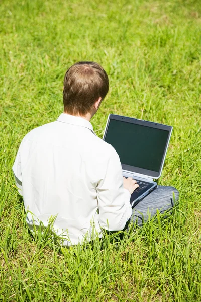 Uomo con laptop esterno — Foto Stock