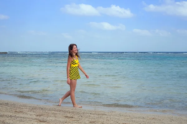 Chica va en la playa del mar — Foto de Stock