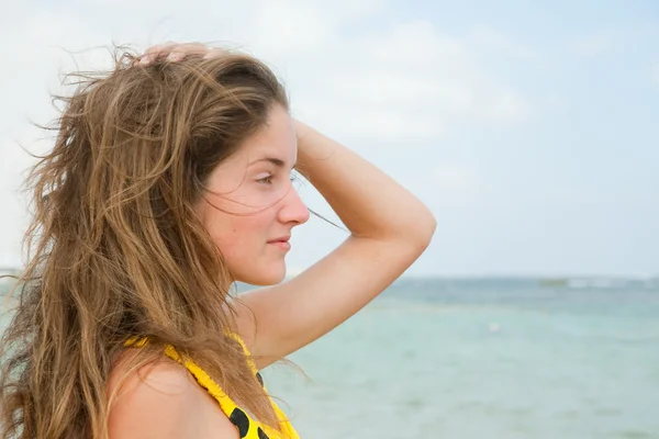 Menina de cabelos compridos contra o oceano — Fotografia de Stock