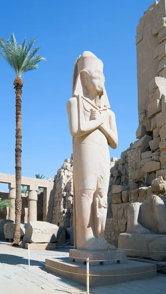 Posąg Ramzesa II w świątyni Karnak — Zdjęcie stockowe