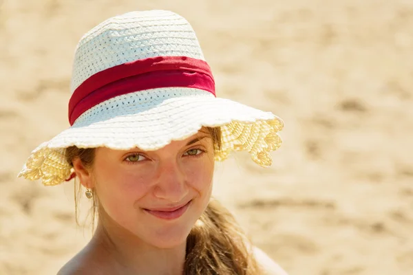 Menina usando chapéu de palha — Fotografia de Stock