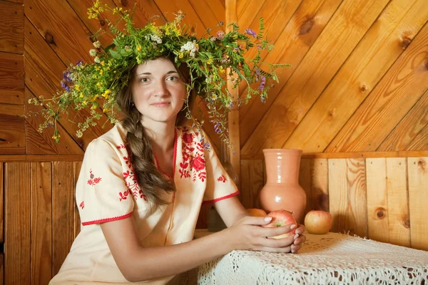 Ragazza in abiti tradizionali russi — Foto Stock