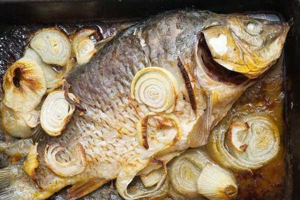 Cook kalbur üzerinde ızgara sazan balık — Stok fotoğraf