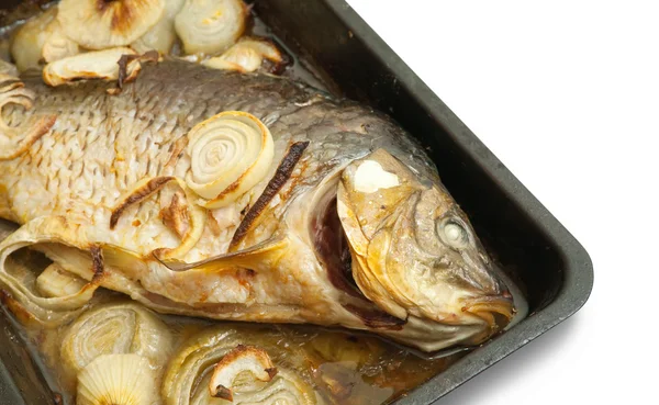 Ψητό κυπρίνο ψάρια σε ταψάκι το μάγειρα — Φωτογραφία Αρχείου