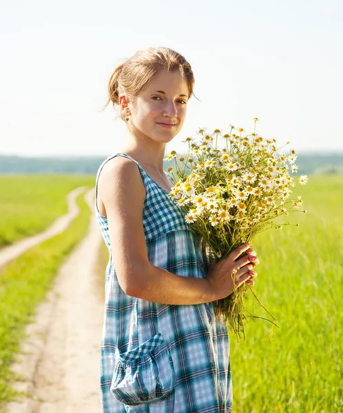 Girl with bouquet of camomiles — Stock Photo, Image