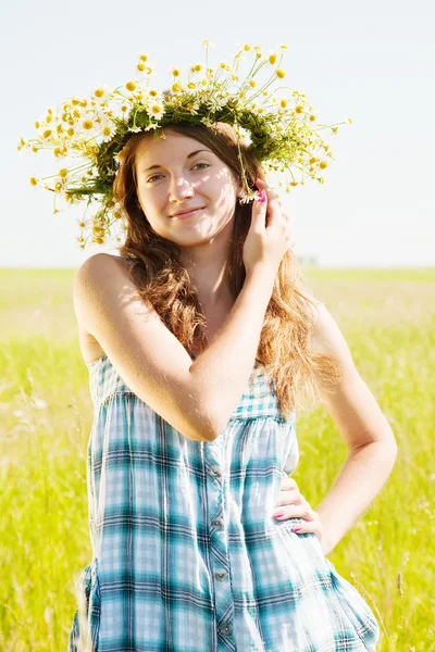Lány a camomiles virágfüzér — Stock Fotó