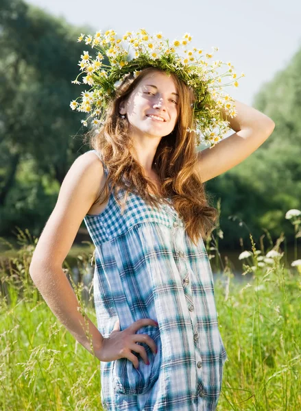 Tini lány camomiles virágfüzér — Stock Fotó