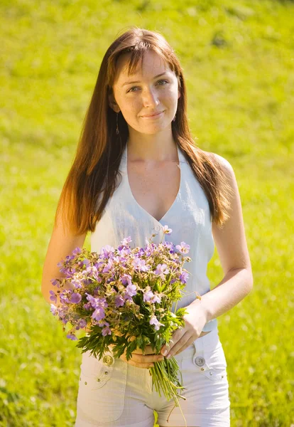 꽃다발 소녀 — 스톡 사진