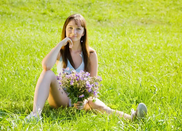 Dívka s kyticí — Stock fotografie