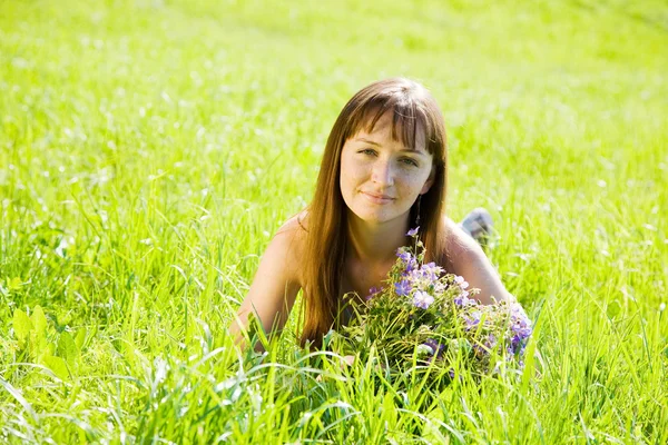 Mädchen auf der Sommerwiese — Stockfoto