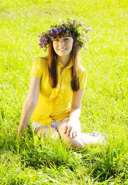 Flickan på ängen gräs — Stockfoto