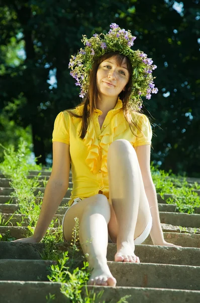 階段の上に座って irl の花の花輪 — ストック写真