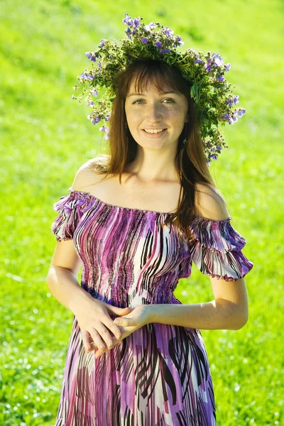 꽃의 chaplet 여자의 초상화 — 스톡 사진