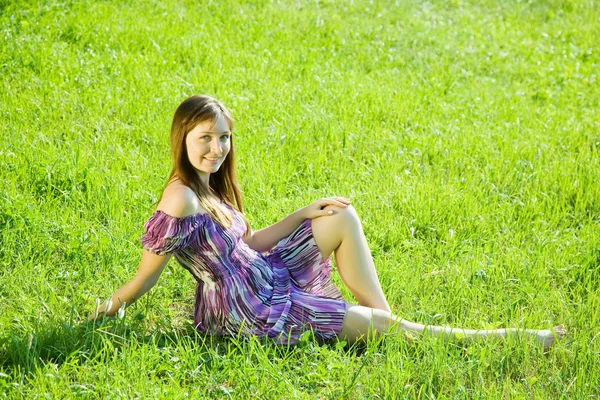 Meisje op weide gras — Stockfoto