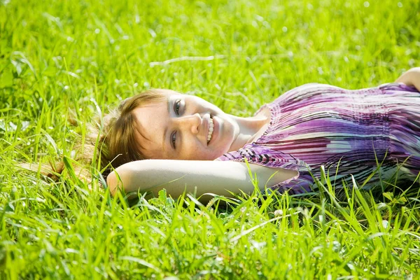 Дівчина лежить на траві — стокове фото