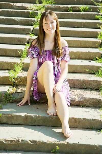 Chica en vestido en los pasos — Foto de Stock