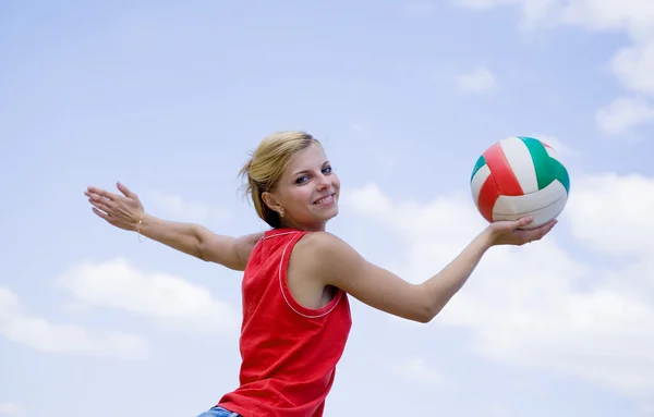 Девушка играет в волейбол — стоковое фото