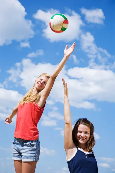 Voleybol oynayan genç kızlar — Stok fotoğraf