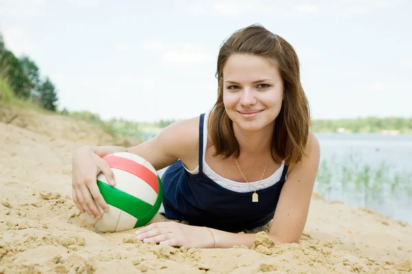 Κορίτσι με το βόλεϊ στην άμμο της παραλίας — Φωτογραφία Αρχείου