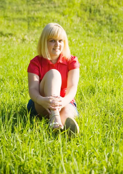 Chica en rojo en el prado — Foto de Stock