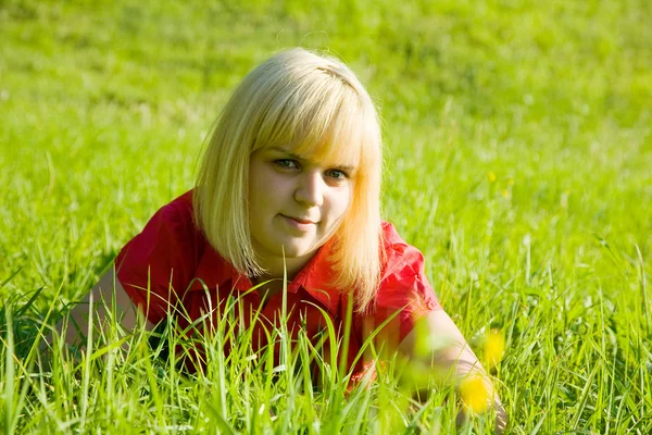 Dziewczyna leżąca na trawie — Zdjęcie stockowe