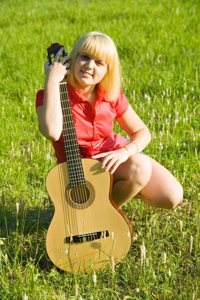 Dziewczyna z gitara — Zdjęcie stockowe
