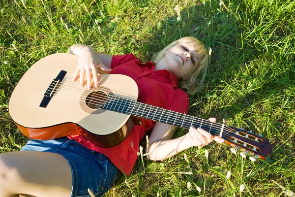 Дівчина гра гітари — стокове фото