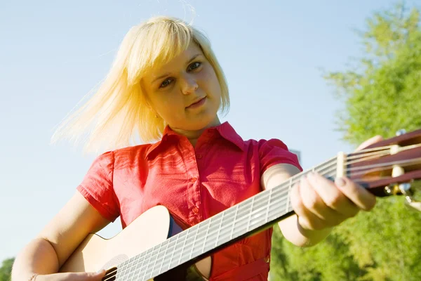 Lány gitározik — Stock Fotó