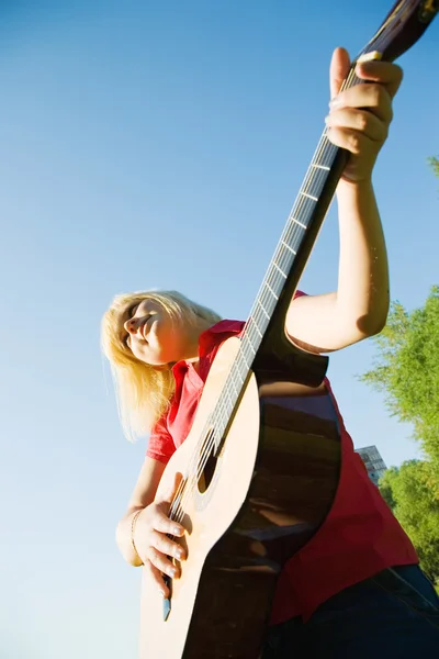 Κορίτσι που παίζει κιθάρα — Φωτογραφία Αρχείου