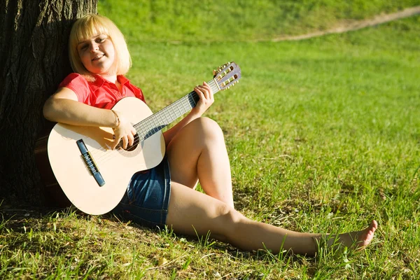 Girl plays her guitar — Stock Photo, Image