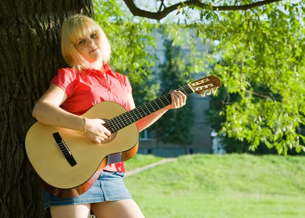 Teenager girl with guitar — Stock Photo, Image