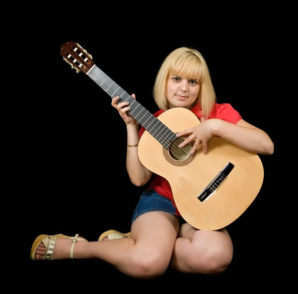 Συνεδρίαση κορίτσι με ακουστική κιθάρα — Φωτογραφία Αρχείου