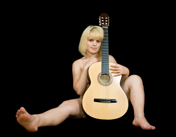 Menina nua com guitarra acústica — Fotografia de Stock