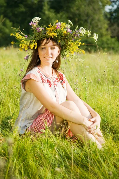 Chica en flores corona en el prado —  Fotos de Stock